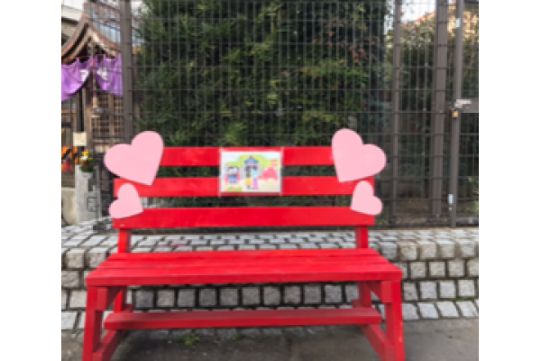 赤いベンチ