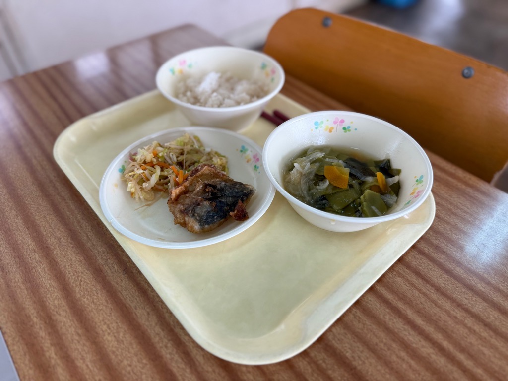 そのぎ茶ヌードルを短く割ってお吸い物に入れた給食
