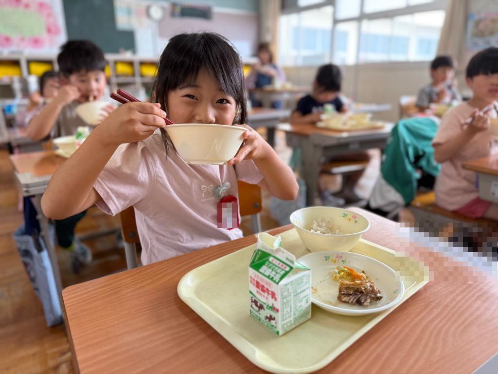 おいしい!とそのぎ茶ヌードル入りお吸い物を食べる小学生