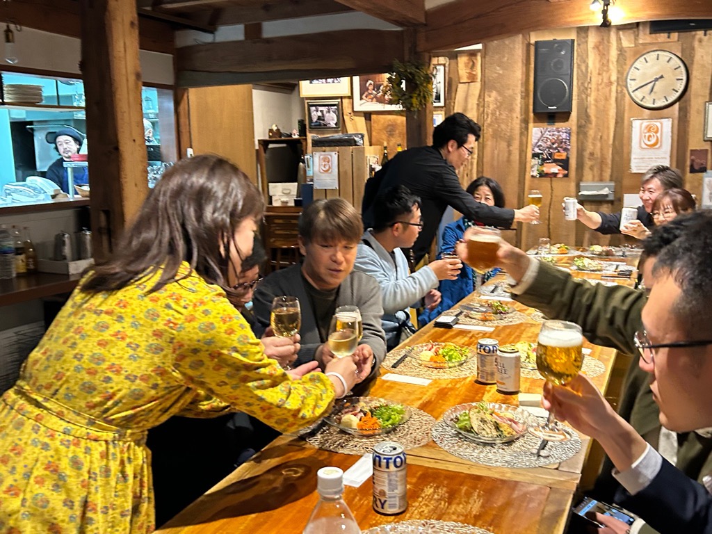 EXPO酒場はまず乾杯から。テーブルにはリトルレオのシェフ宮副さんのお料理が並びます。
