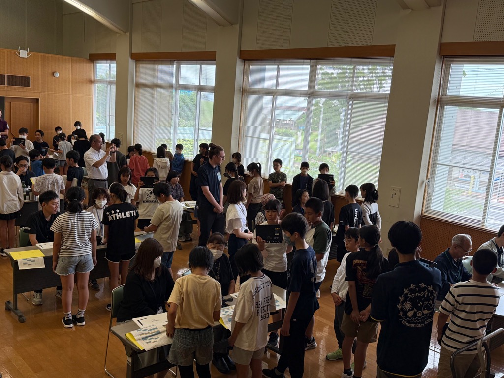 多くのお客様を迎えて子どもたちはお茶を淹れる練習をしている