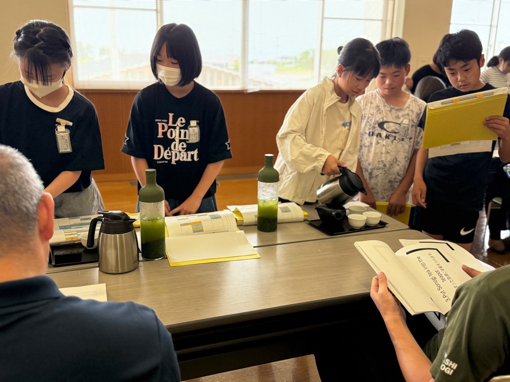 セリフや流れを確認しながらそのぎ茶を淹れている