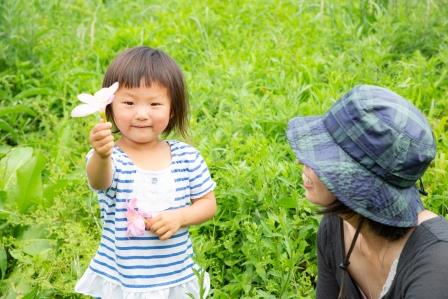 子どもが外で遊んでいる様子