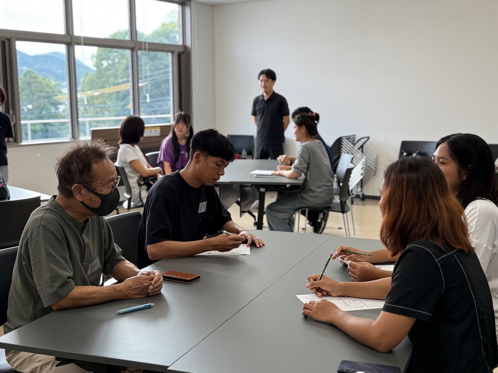 4人が机を囲んで話をしている