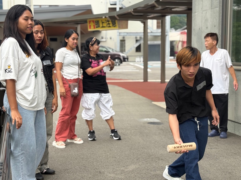 モルックを投げようとしている