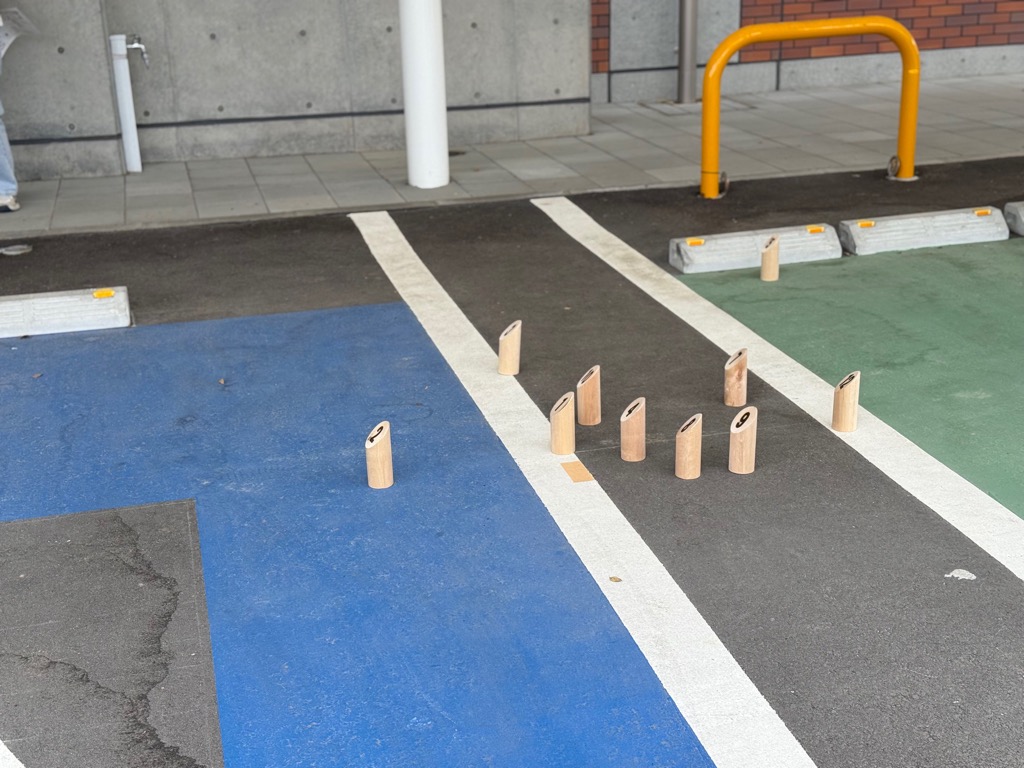 スキットルが地面にまばらに並べられている