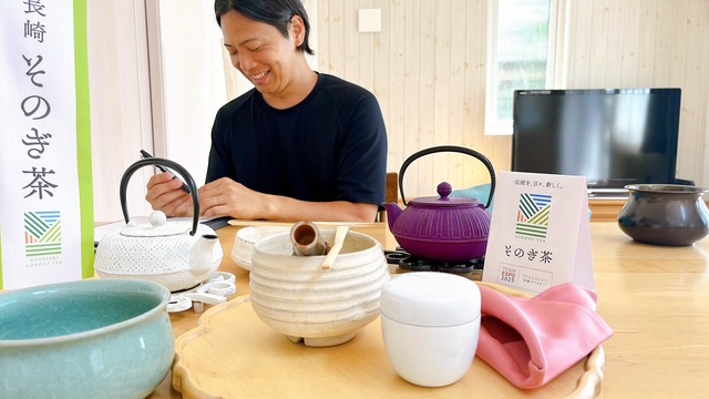 一人の人がテーブルスタイル茶道のレッスンを受けている