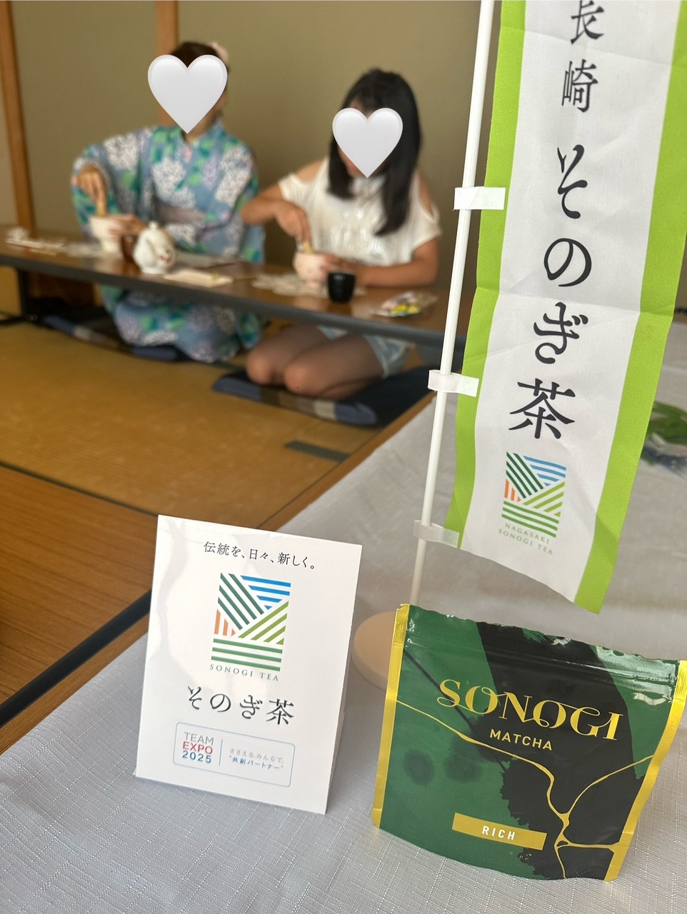 親子が抹茶を点てている
