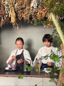 二人の女性が並んで抹茶を点てている
