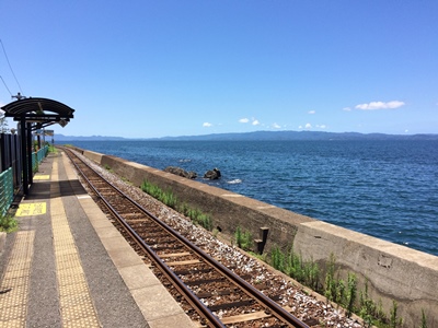 千綿駅のホームとホームらか見える海