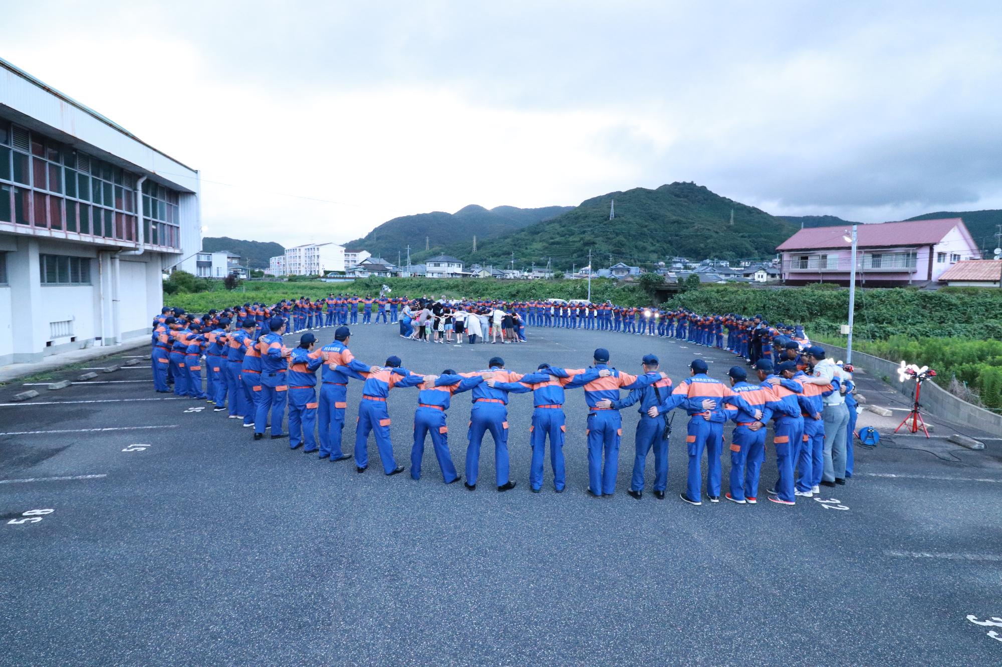 消防団員が円陣を組んでいる様子