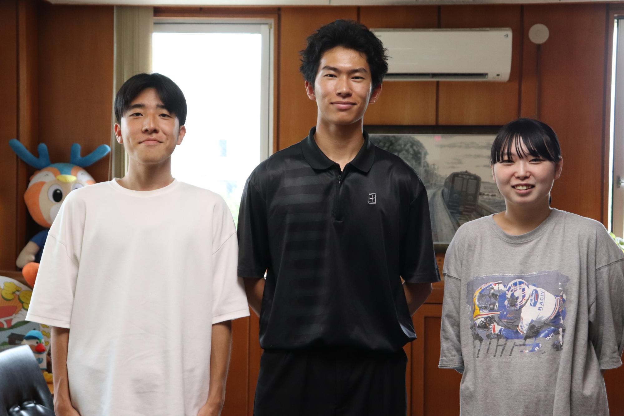 3人の大学生が並んでいる