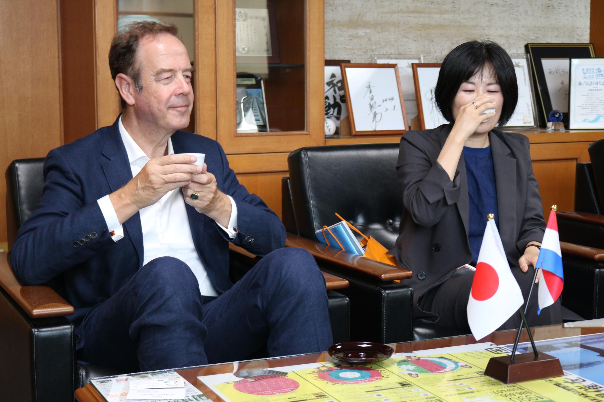 そのぎ茶を飲む大使