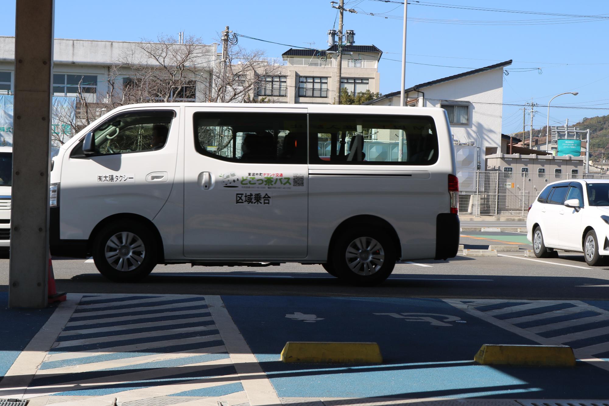 どこっ茶バスのステッカーをつけた車が走っている