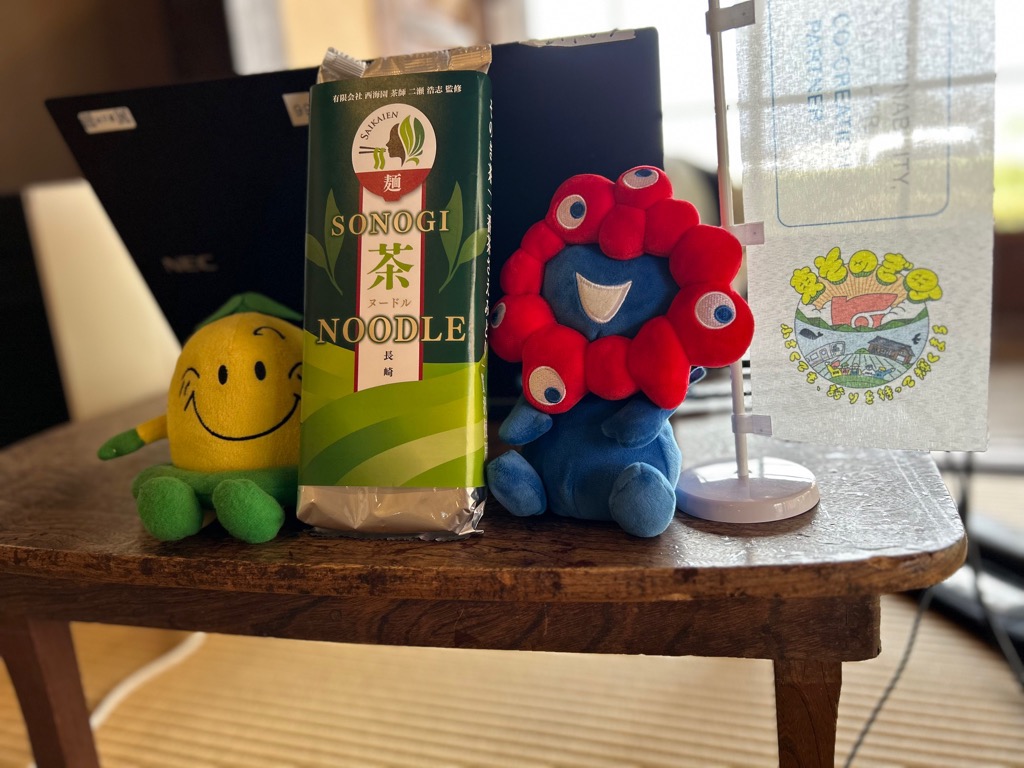 茶子ちゃんとミャクミャクに挟まれるそのぎ茶ヌードル