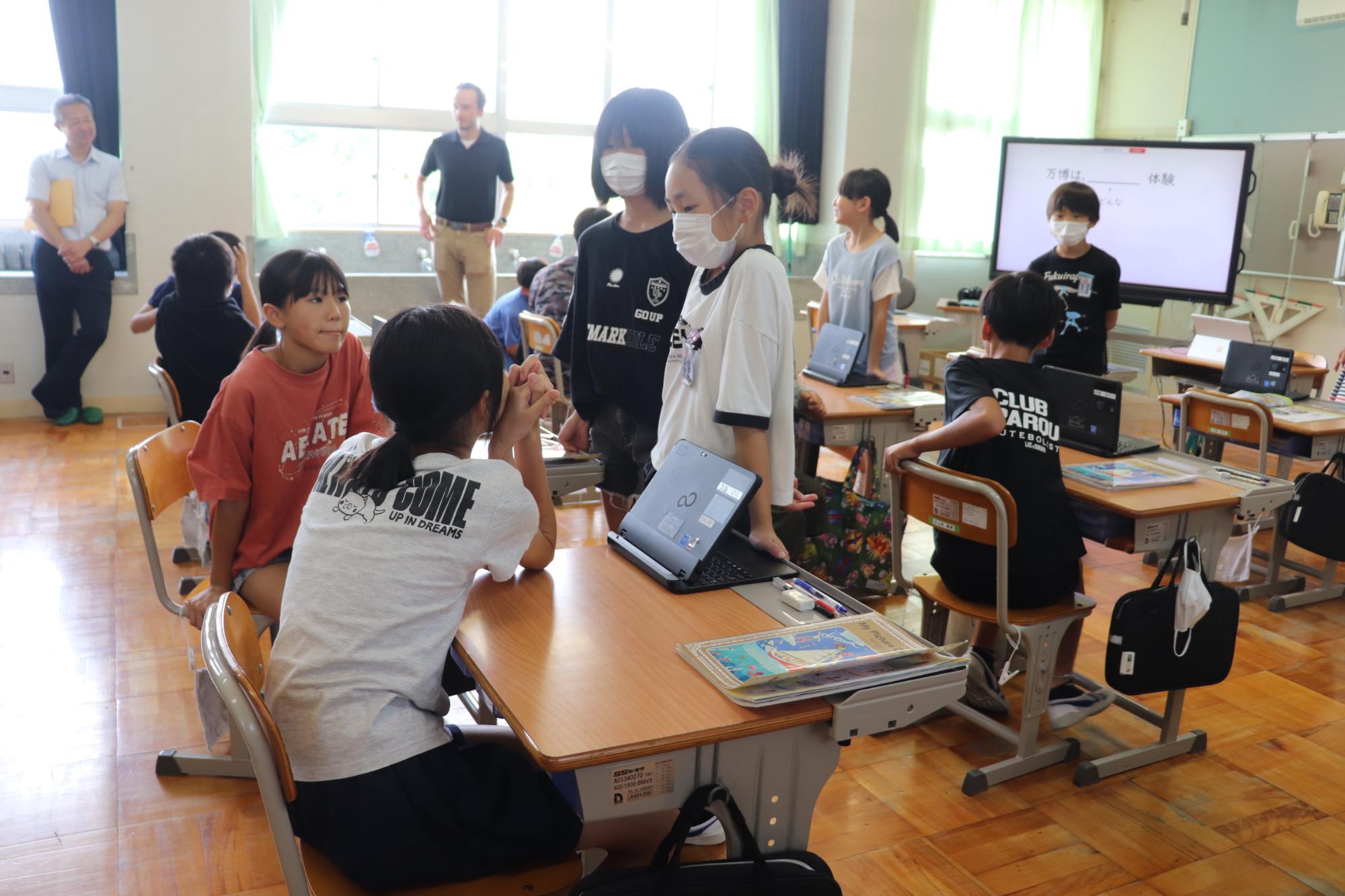 子どもたちが万博への思いを話し合っている