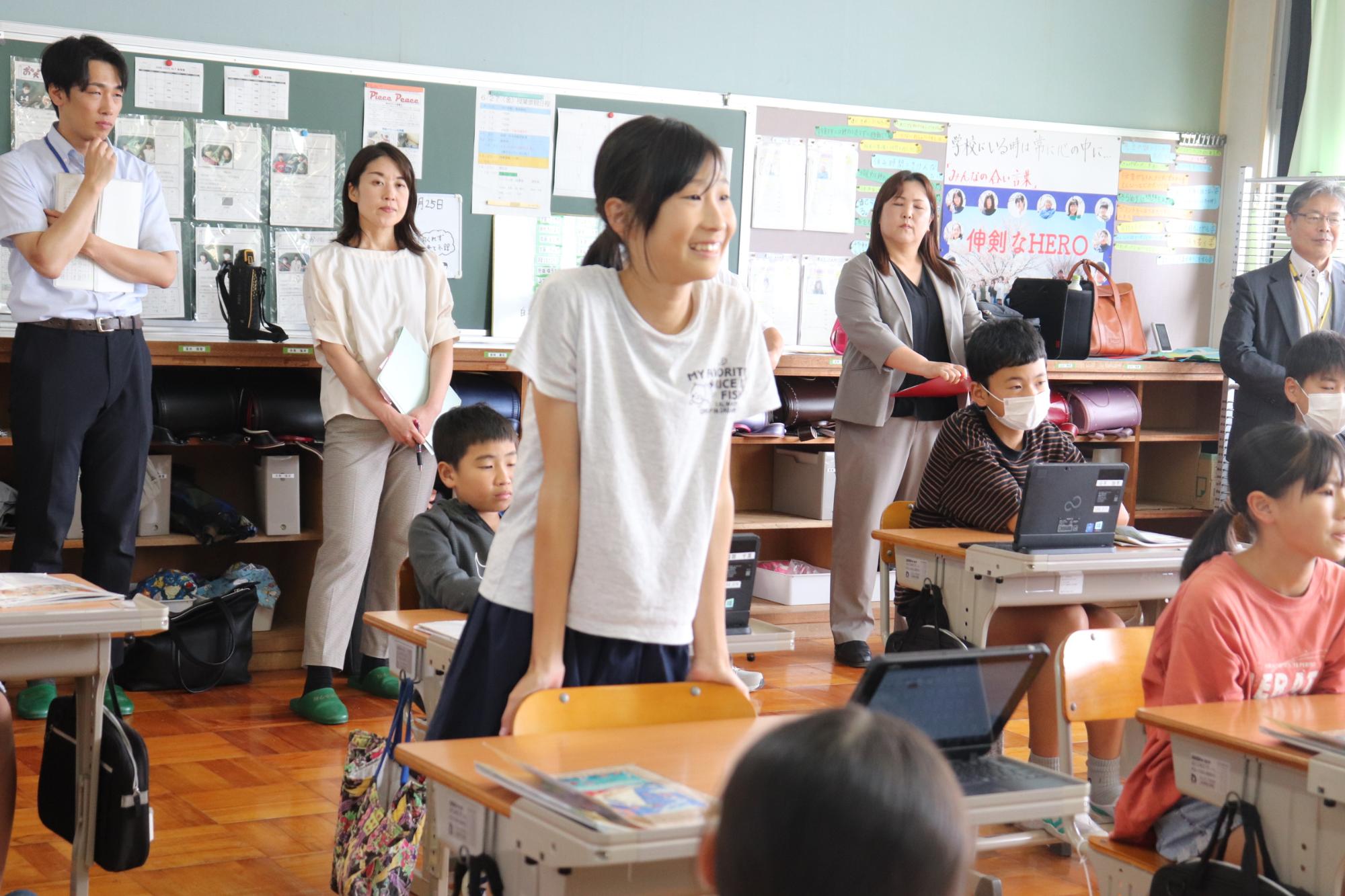 小学生が万博に向かう思いを発表している