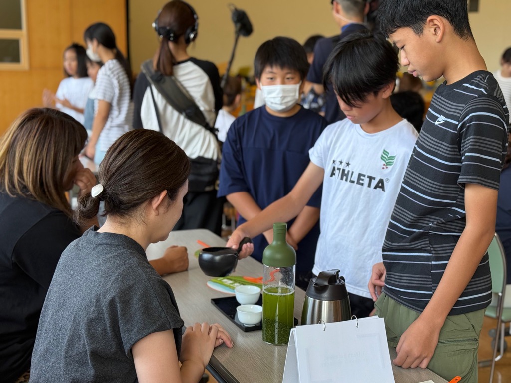 子どもたちが保護者の前でお茶を淹れている