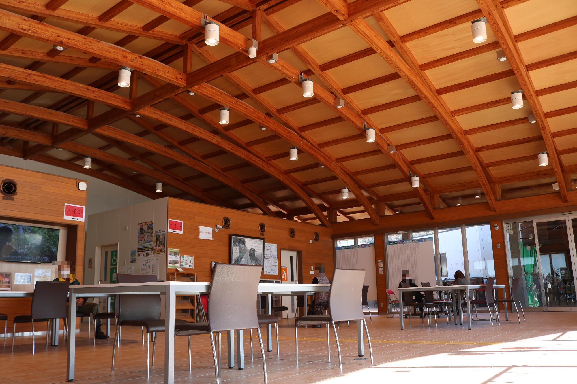 東彼杵町観光案内所の中にテーブルと椅子が置かれている