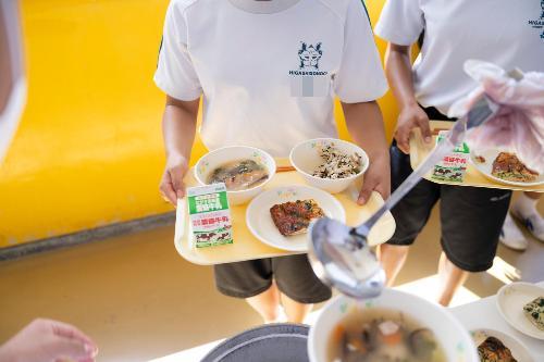 東彼杵町の給食は町内で作られ温かい状態で子どもたちに届けられます