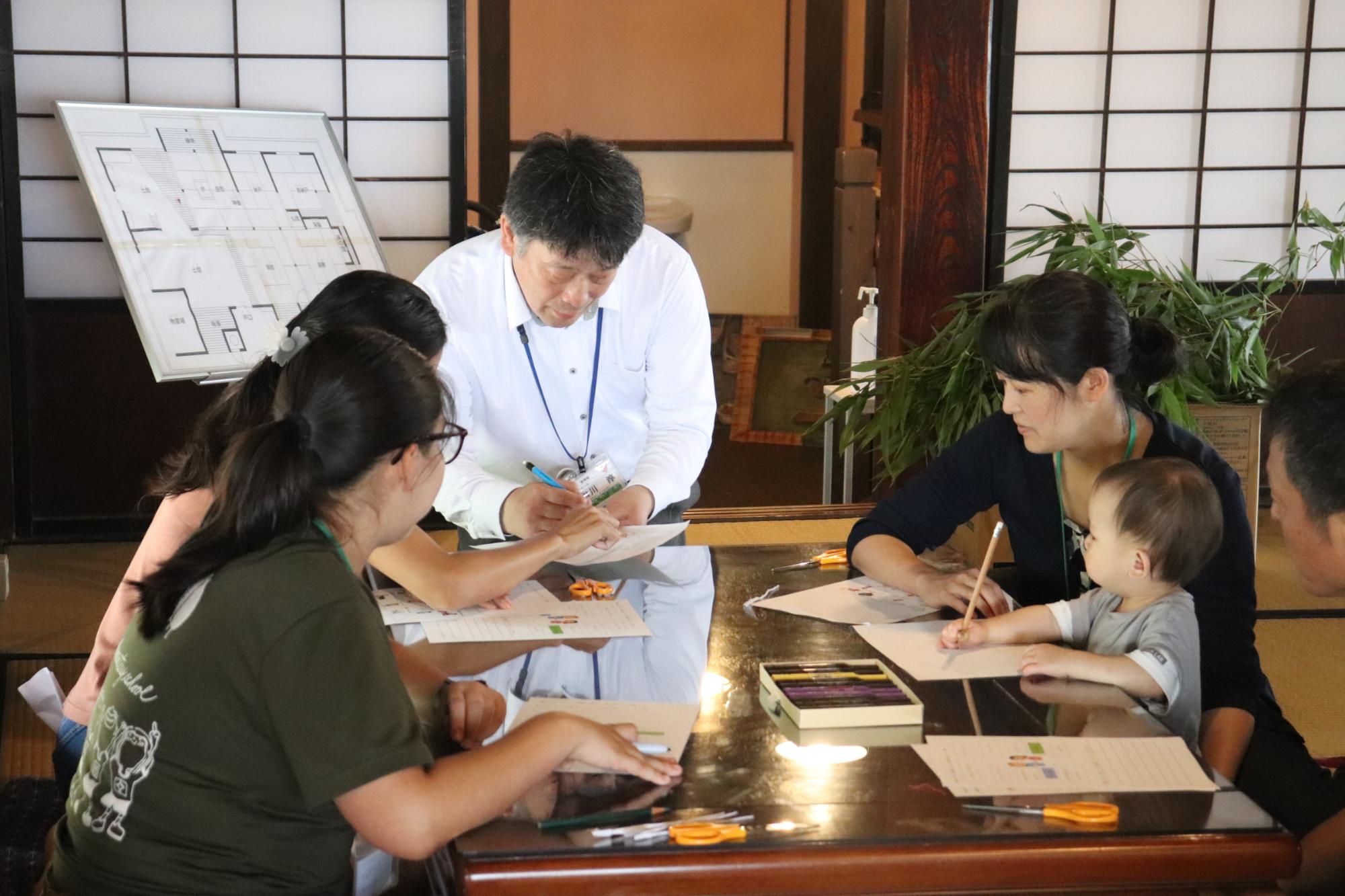 地域おこし協力隊が参加者の話を聞いている