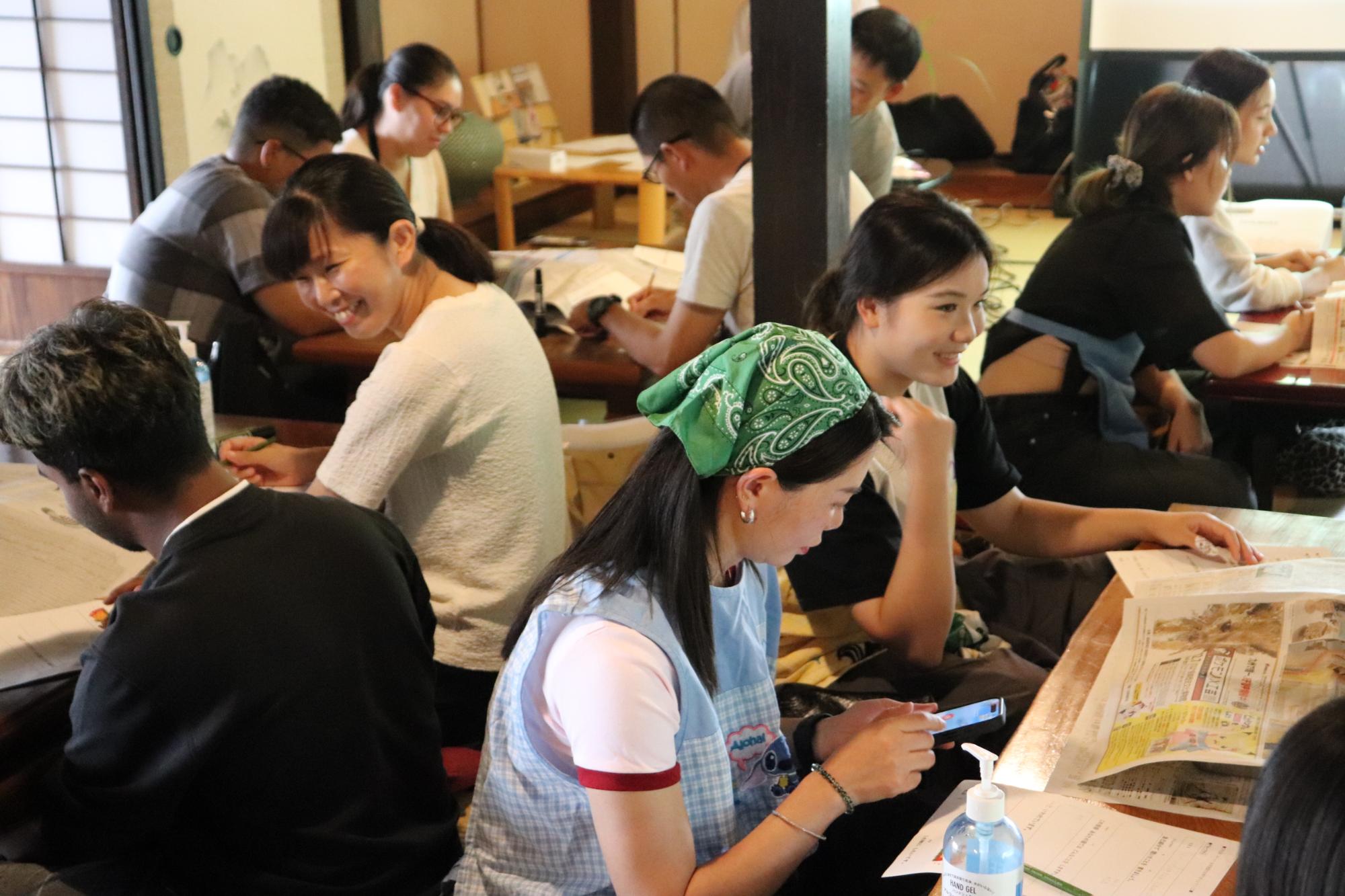 参加者同士で笑顔で会話している