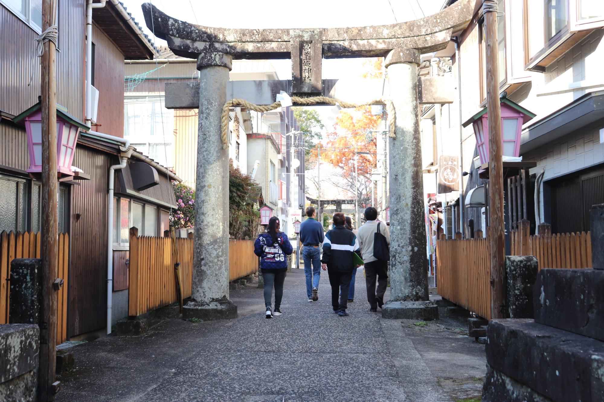 鳥居をくぐって神社に向かう人々