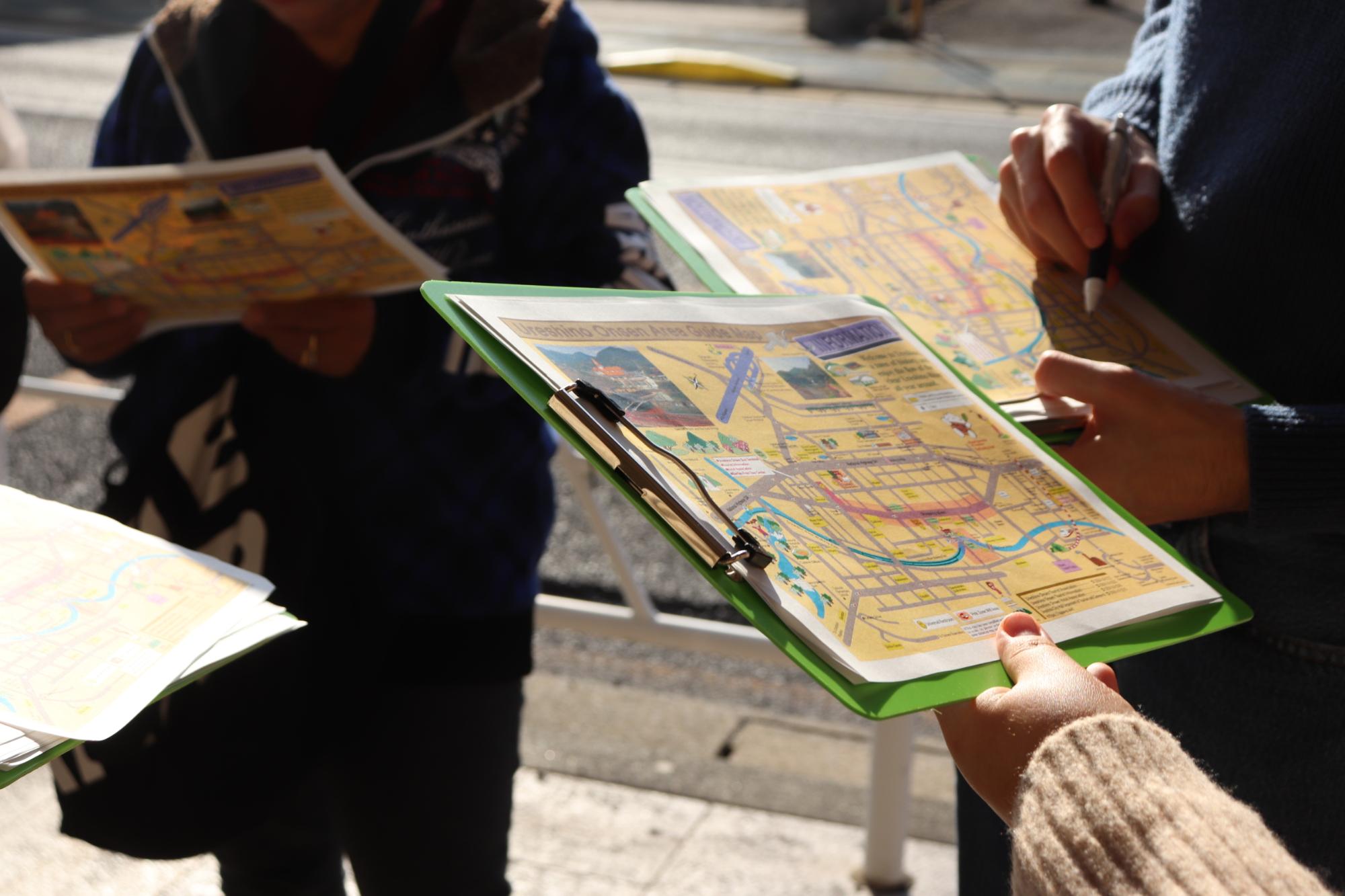 観光マップを見て行先を探している