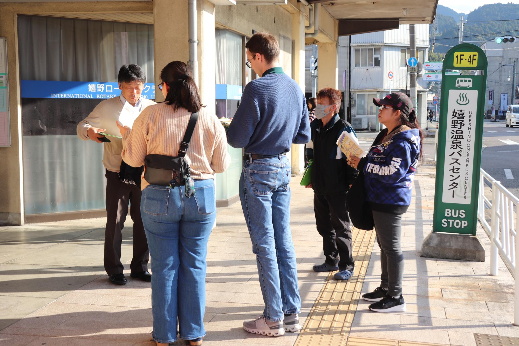 バスセンターに集まりこれからの活動の説明を聞いている