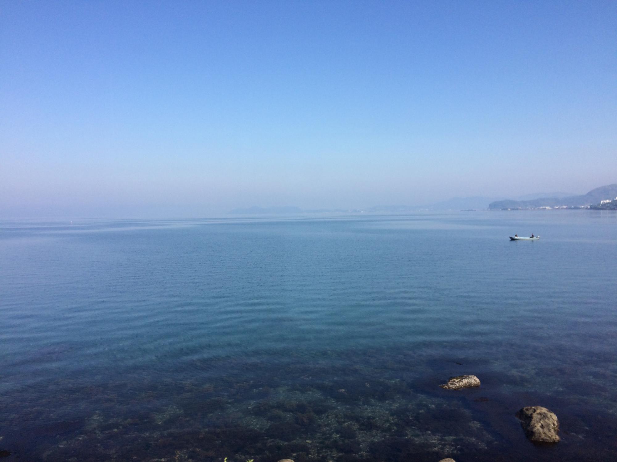 大村湾に漁船が1艘浮いている