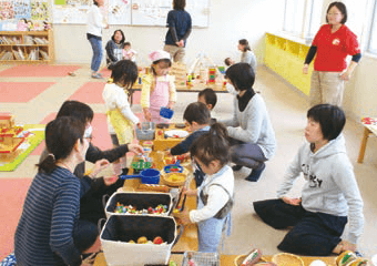 子どもたちが遊んでいる様子