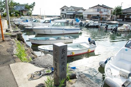 長崎街道の石碑と彼杵港