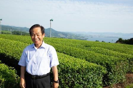 そのぎ茶をバックに撮影した田中さんの写真