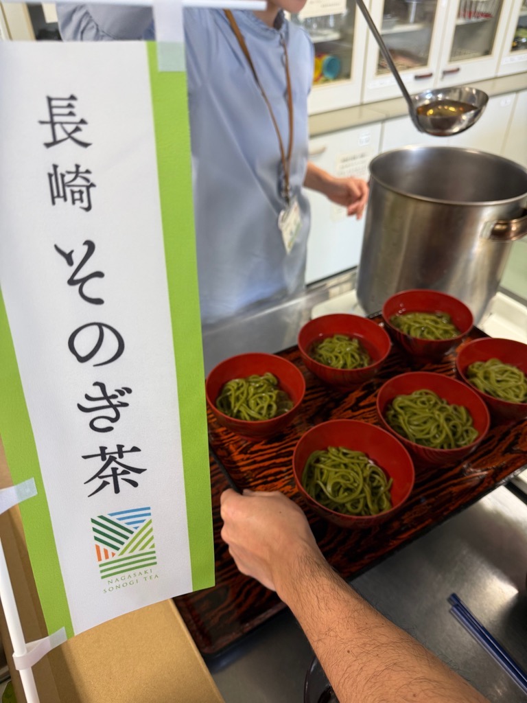 2件の茶商から2種類ずつの茶粉末を提供。食べ比べしました。