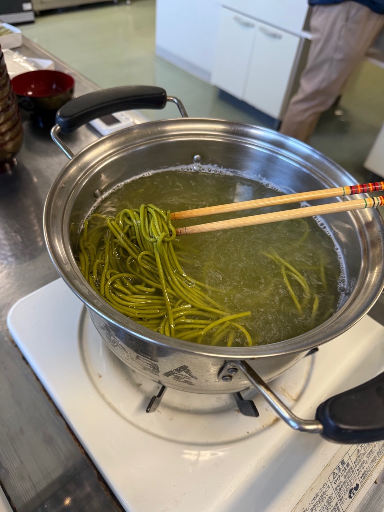 「そのぎ茶うどん」は茹でると美しい緑色になりました