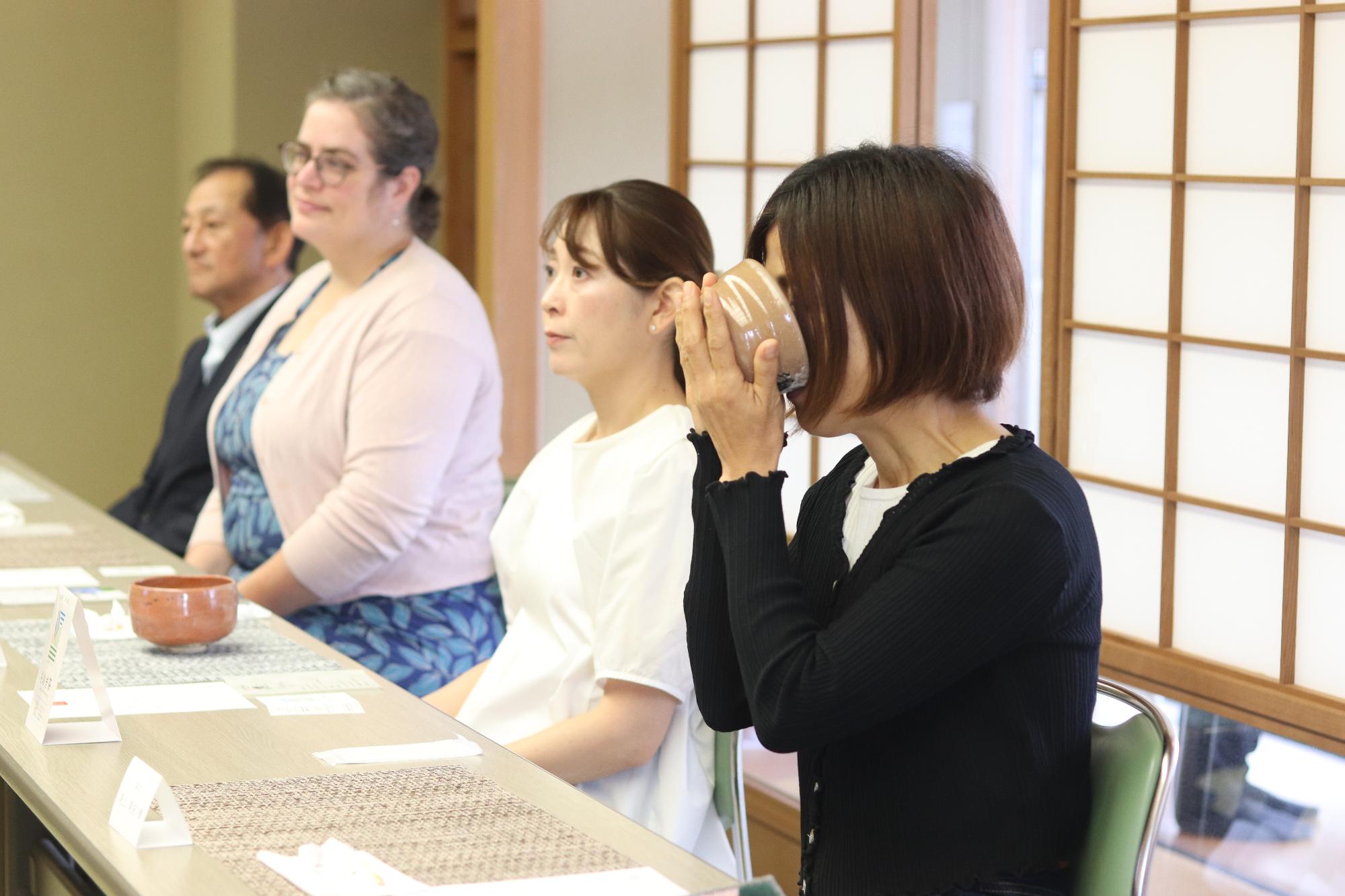 東彼杵茶会の呈茶の様子