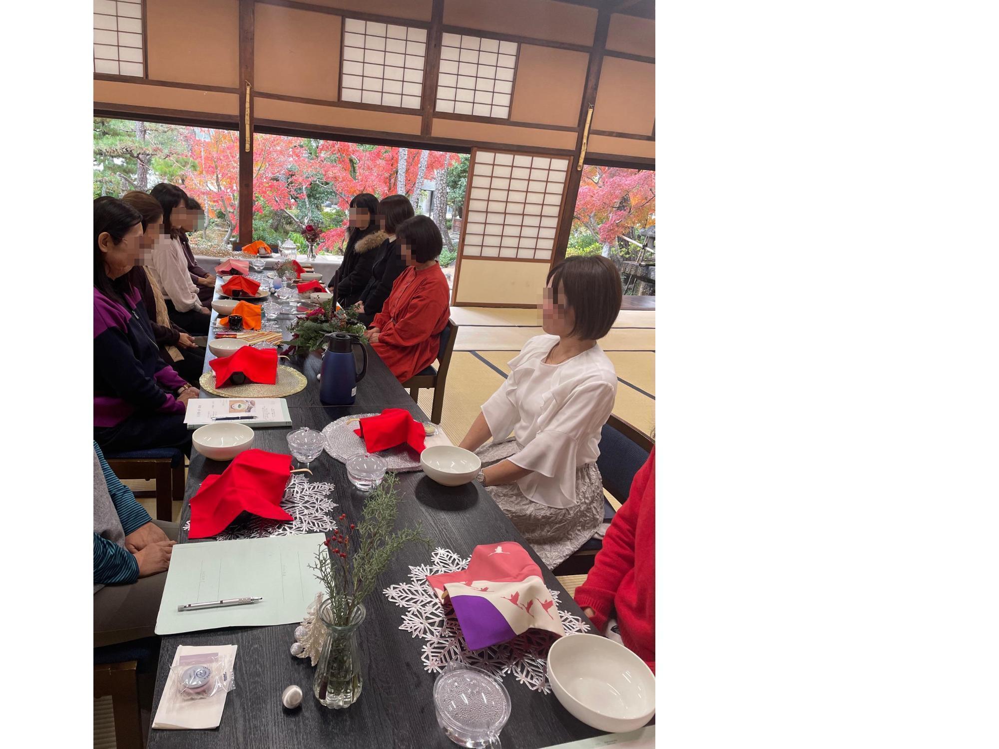 テーブルスタイル茶道椿の会新渓園の様子