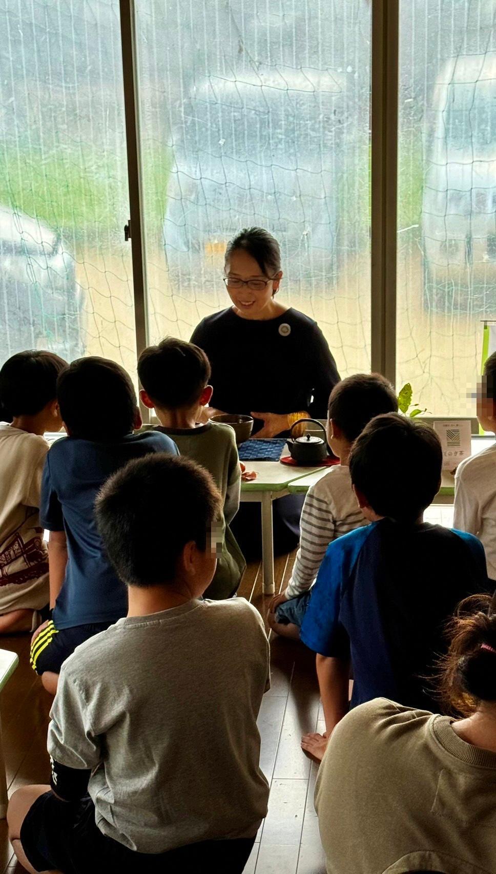 テーブルスタイル茶道椿の会基山市の様子