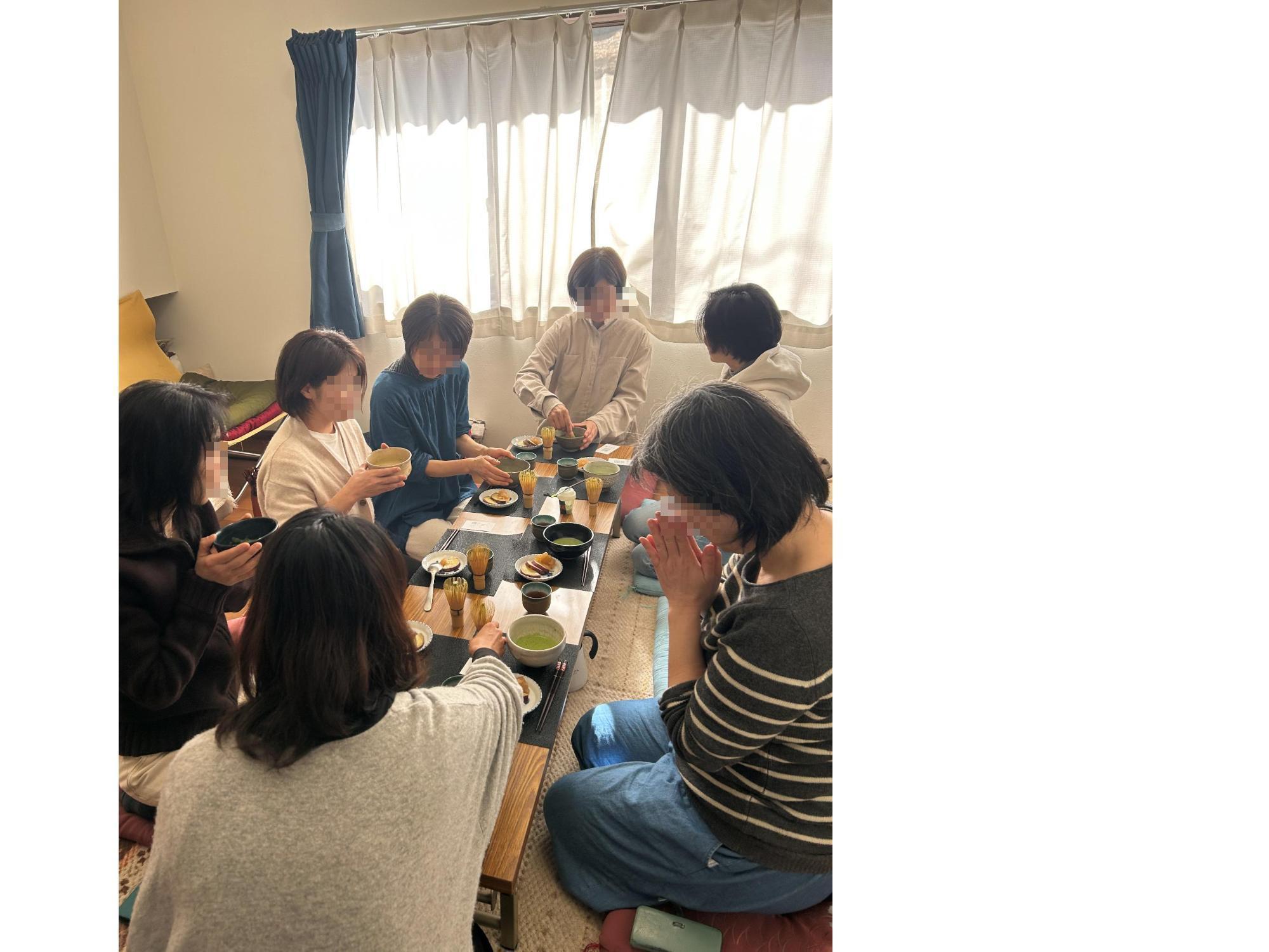 テーブルスタイル茶道椿の会博多子育てサロンの様子