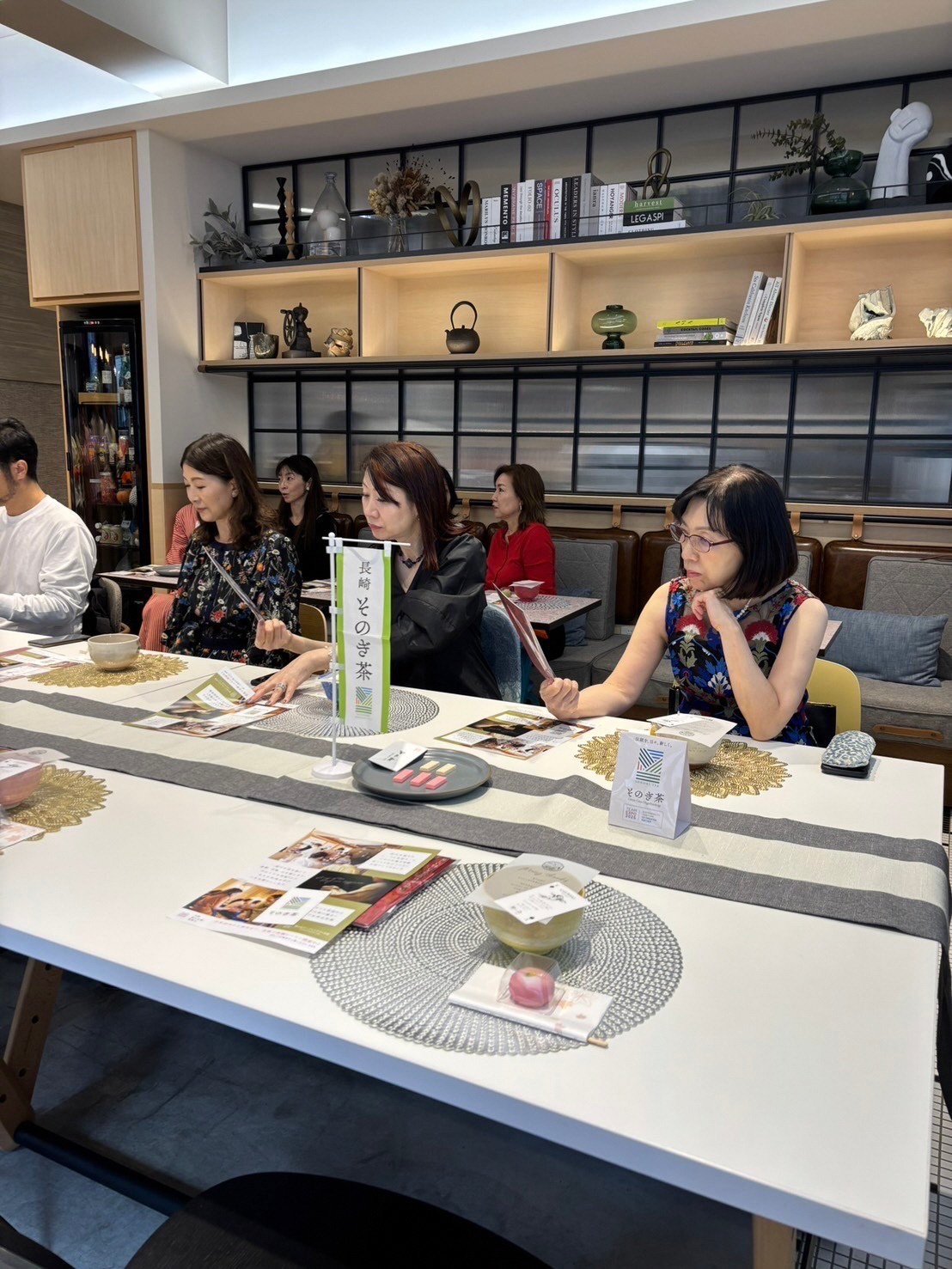 テーブルスタイル茶道椿の会Coffee and worksの様子