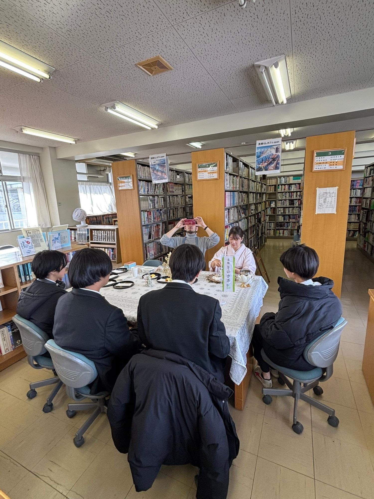 テーブルスタイル茶道椿の会ふじみ野高校の様子