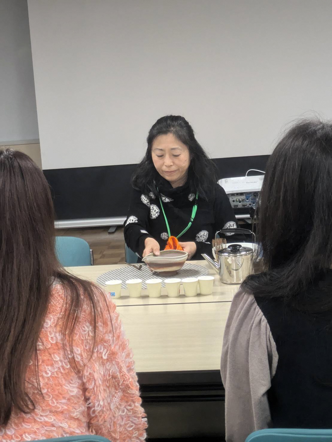 テーブルスタイル茶道椿の会神戸市産業振興センターの様子