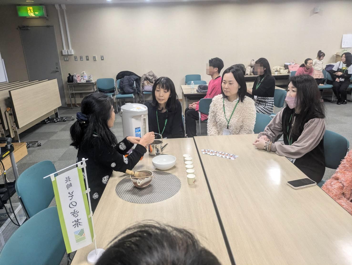 テーブルスタイル茶道椿の会神戸市産業振興センターの様子