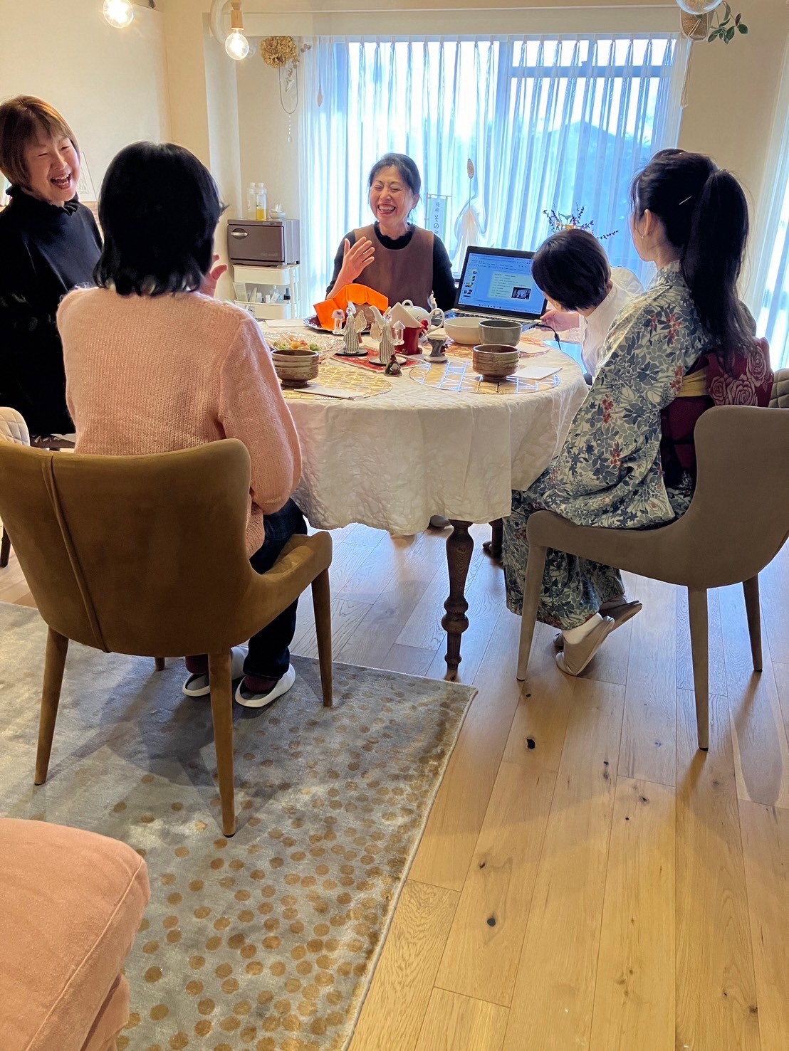 テーブルスタイル茶道椿の会宝塚山本サロン「Ma Parle」の様子
