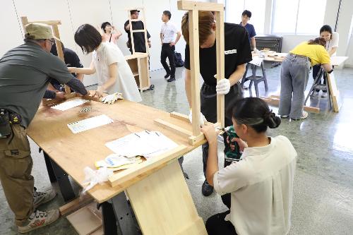 ワークショップの前にリヤカーの組み立ても