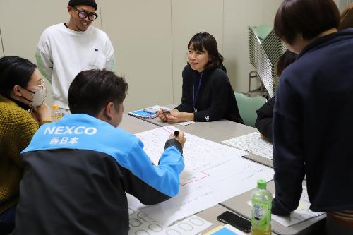 ワードは模造紙に書いて共有しました