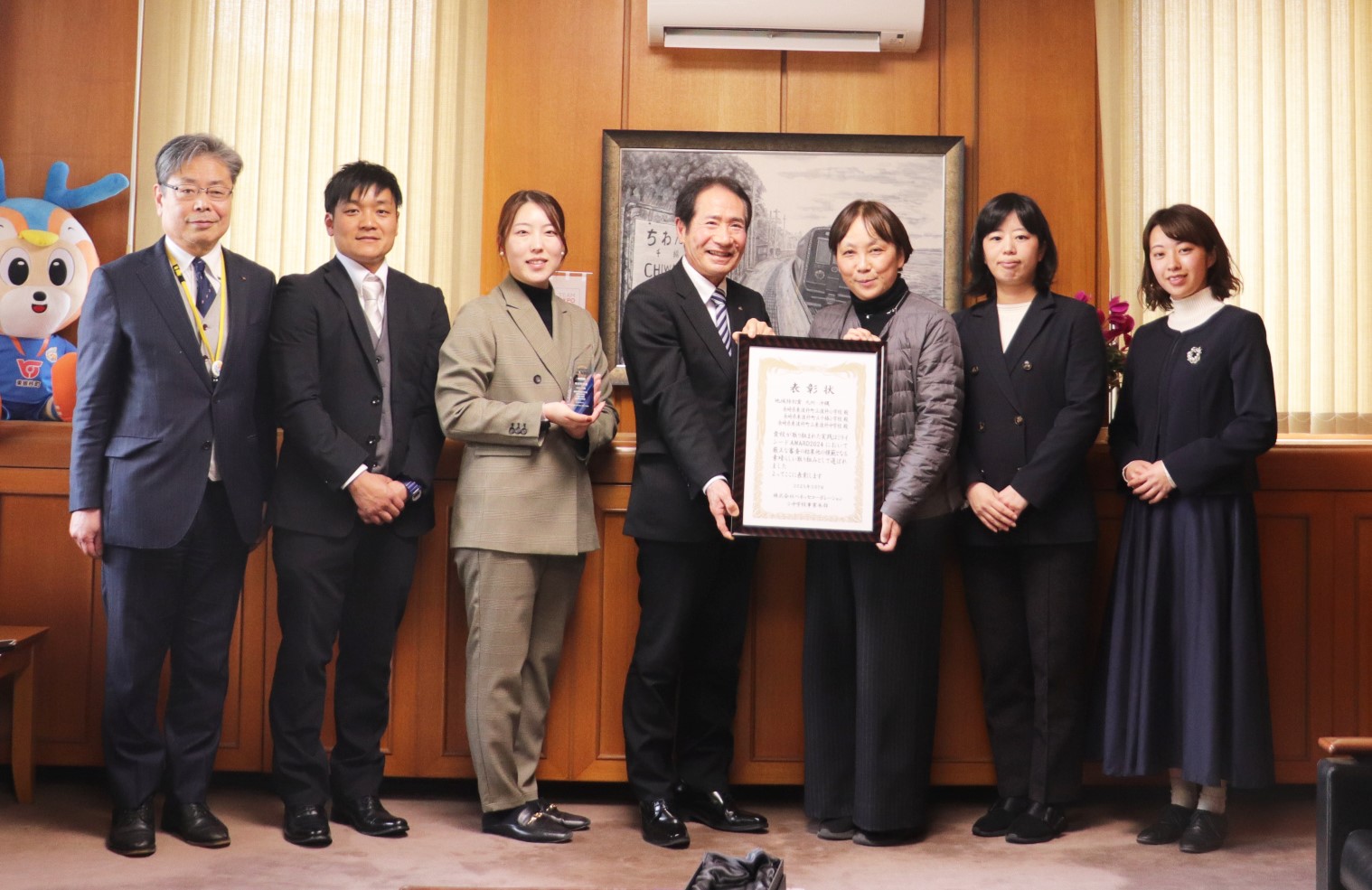受賞された5名の先生が教育長とともに町長へ受賞の報告に来庁されました