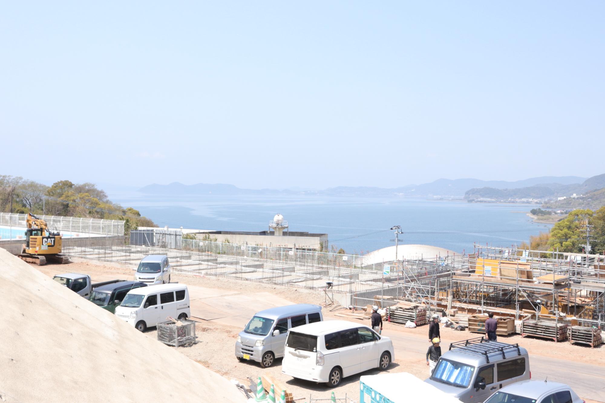 建設中の町営住宅の敷地からは大村湾が見渡せます。